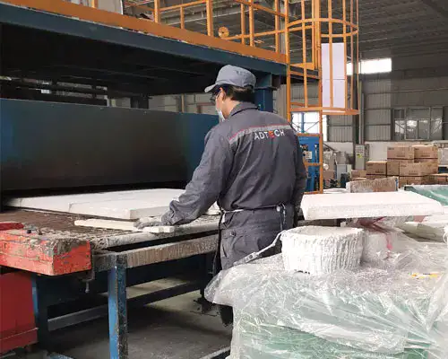 Рабочие ADtech производят керамические поролоновые фильтры.