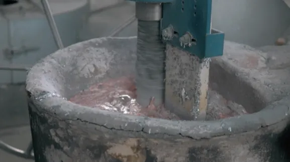 液体アルミニウムの洗浄、近代的な工場での溶融金属