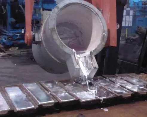 용융 알루미늄을 주조하여 알루미늄 잉곳 생산