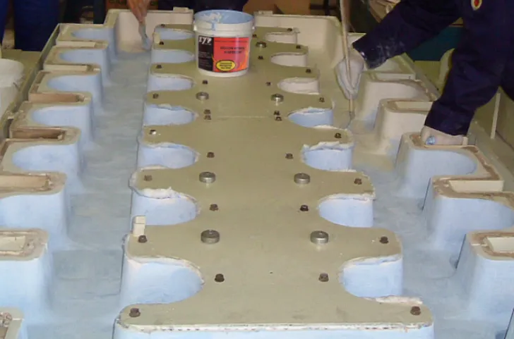 Рабочие наносят огнеупорные защитные покрытия на футеровку