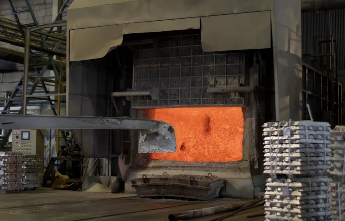 Material de revestimiento refractario para fundición de aluminio