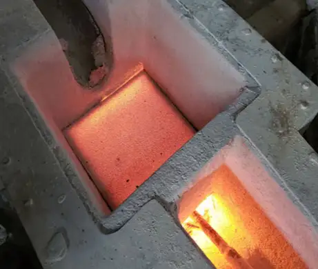 O cliente utiliza placas de filtro de cerâmica para filtrar o alumínio fundido