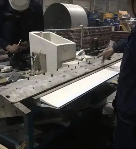 Proper installation of aluminum casting nozzle into twin-roll caster headbox